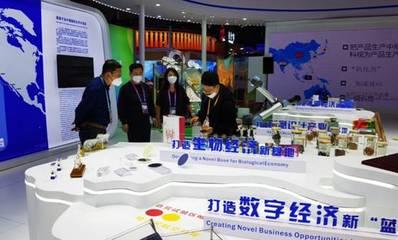 我(wo)校數字文(wen)化(hua)創意(yi)力(li)作驚(jing)艷亮(liang)相第五屆(jie)進博會，彰顯創意(yi)設計新(xin)高度